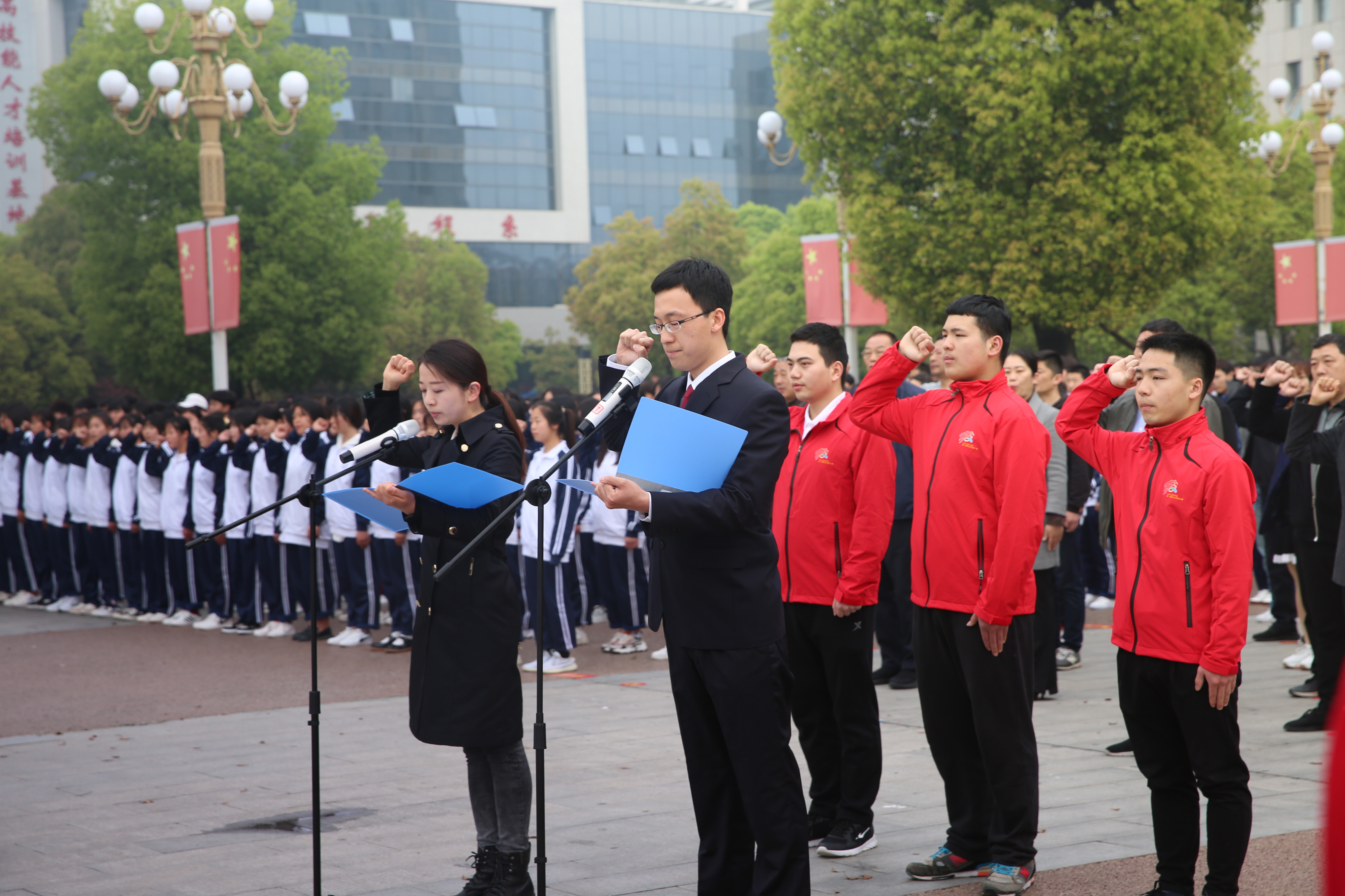 阜阳技师学院举行学党史颂党恩跟党走升国旗主题教育活动