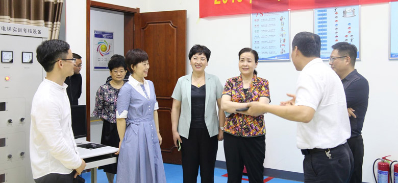 省总工会一级巡视员李素萍到阜阳技师学院调研