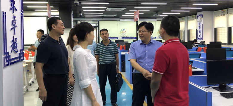 阜阳市市场监督管理局局长杜玉民一行来阜阳技师学院调研