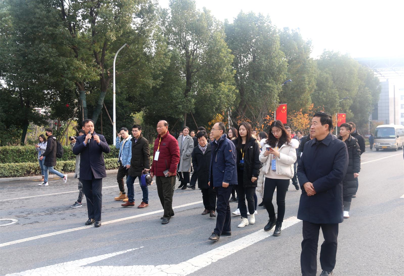 40余家媒体记者走进阜阳技师学院，服务地方、校企合作、创新创业、技能扶贫成为关注焦点