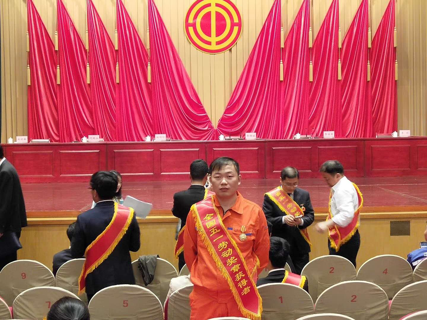 我院教师贾亮荣获“全国五一劳动奖章”