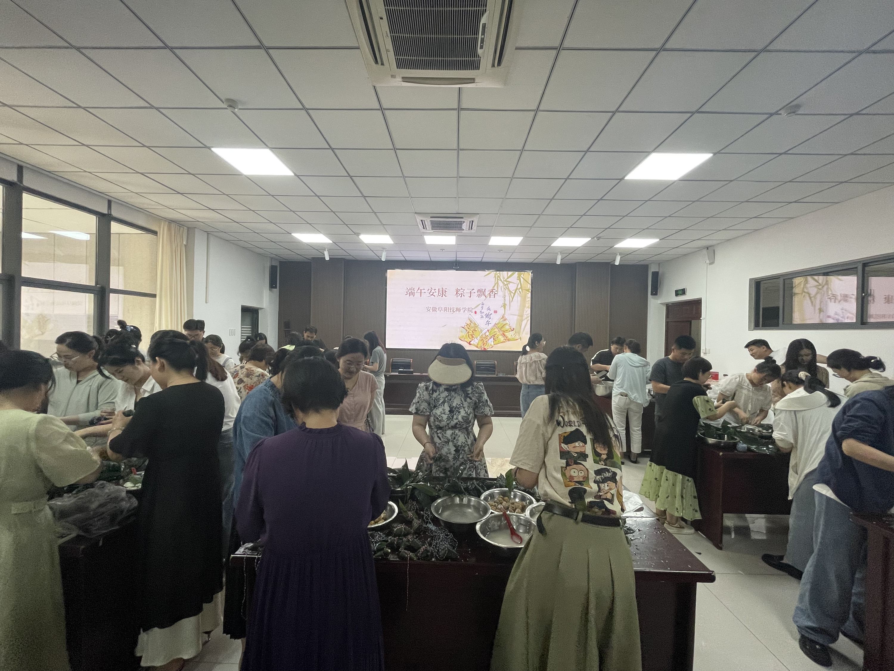 阜阳技师学院举办端午节教职工包粽子比赛